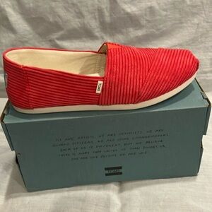 NWT - Toms 6.5 women’s Red Loafers corduroy Slip-Ons loafers shoes